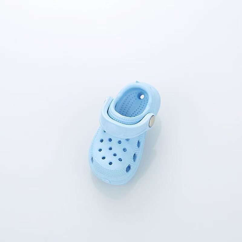 Custom realistic clog keychain product photo (view 9)