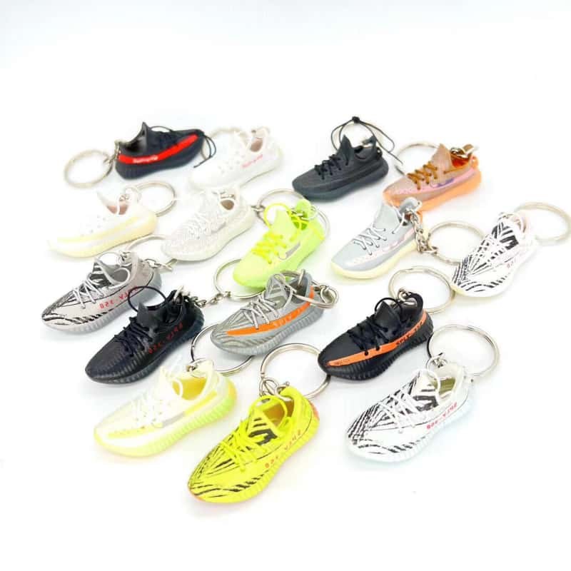 Miniature sneaker keychains in mixed models from the same workshop, shown as a shape and colour reference