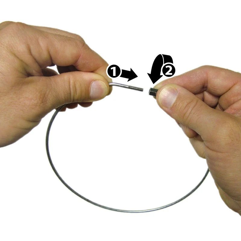 Opening a threaded locking key ring by turning the nut
